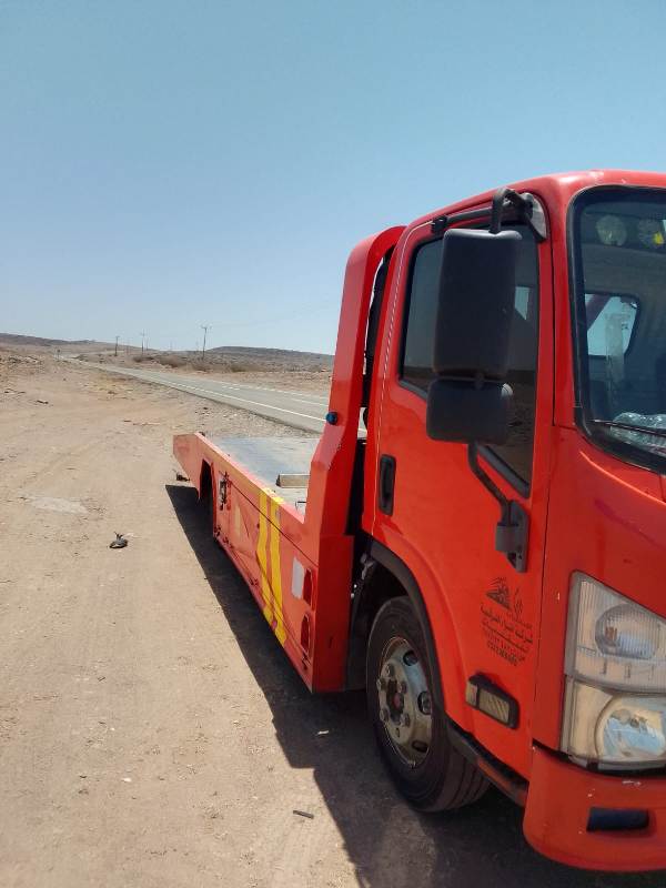 خدمة طوارئ سيارات على الطريق السريع في جدة
